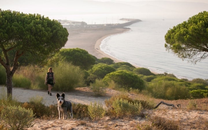 Comenzando la ruta con la playa de La Hierbabuena y el puerto de Barbate a sus espaldas.