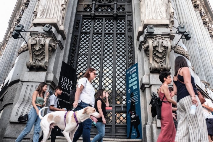 El grupo al paso del Instituto Cervantes.