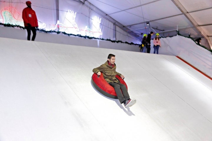 El tobogán de hielo es una de las atracciones de la zona multiaventura.