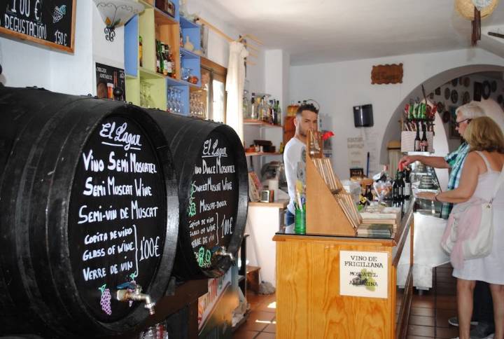 Venta de vino y productos típicos en 'El Lagar'.