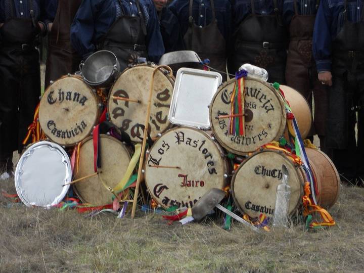 Los "instrumentos" de cocina, más zambombas y tambores, que utilizan los pastores. Foto: Pastores de Casavieja.