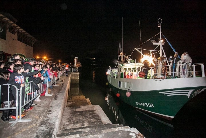 Melchor, Gaspar y Baltasar llegan al muelle de San Vicente de la Barquera desde los mares lejanos. Foto: José García Pérez.