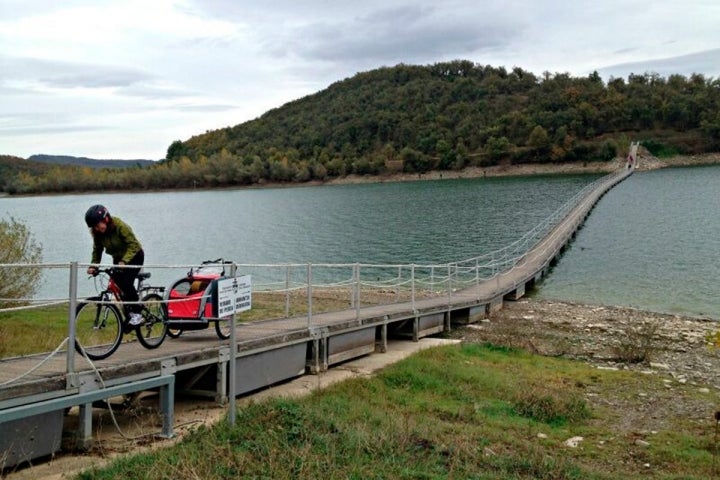 Pantano Ullibarri-Gamboa: Atravesando la pasarela del Zadorra.