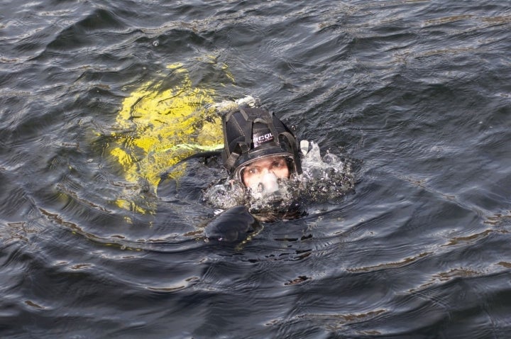 Desde el barco se puede observar a tiempo real lo que ve María José en el agua.