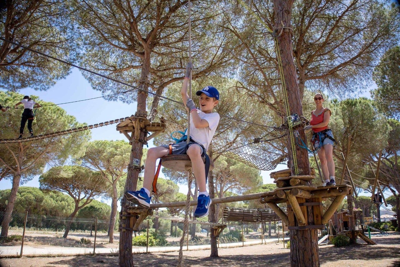 Tirolinas y bicis voladoras junto a las calas de Conil