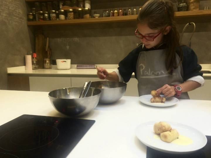 Los pequeños hacen todo el proceso de la comida. Foto: J. S.