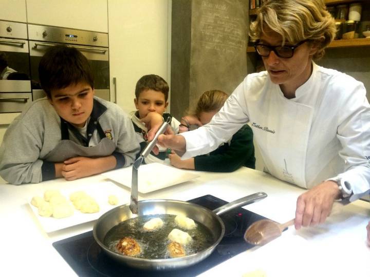 Esther Barrio cocina con los niños en Punto Cook. Foto: Johanna Saldón.