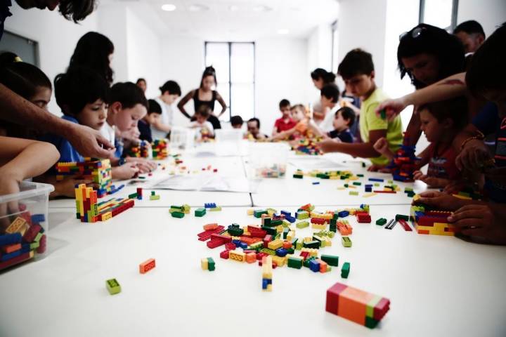 Los niños construyen casas y estructuras en La Urbanoteca. Foto: Espacio Abierto.