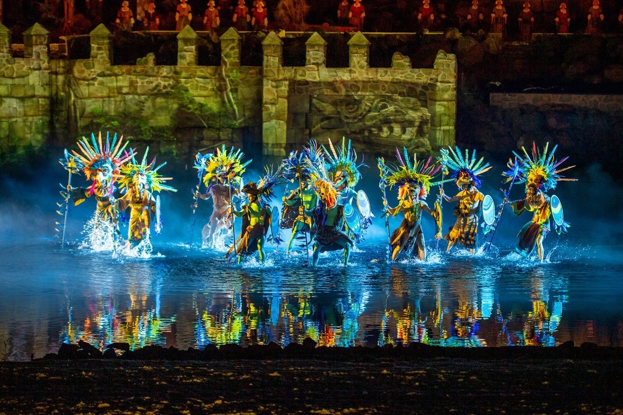 Entre actores, jinetes y acróbatas, unas 185 personas salen al escenario en cada pase. Foto: Puy du Fou.