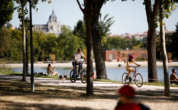 La Almudena 'vigila' un domingo perfecto.