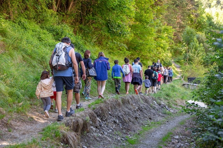 A pesar de la caminata, los pequeños no se quejan.