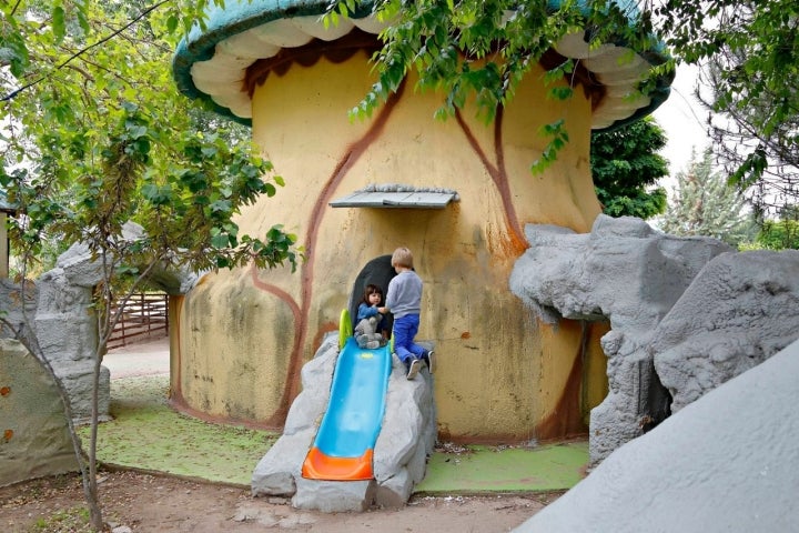 Los toboganes de las casitas, diversión para los más pequeños.