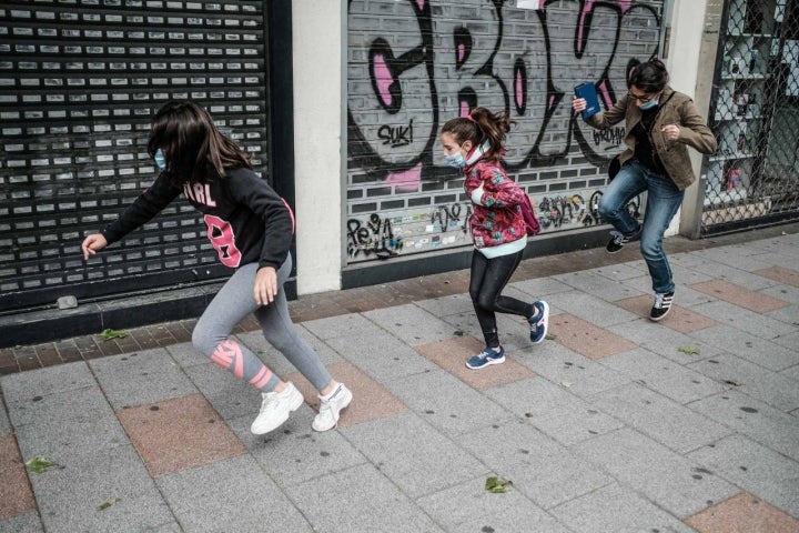 Jugando a la rayuela en la calle