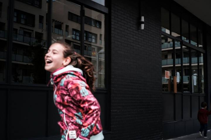 Una niña corriendo en el barrio de Cuatro Caminos de Madrid