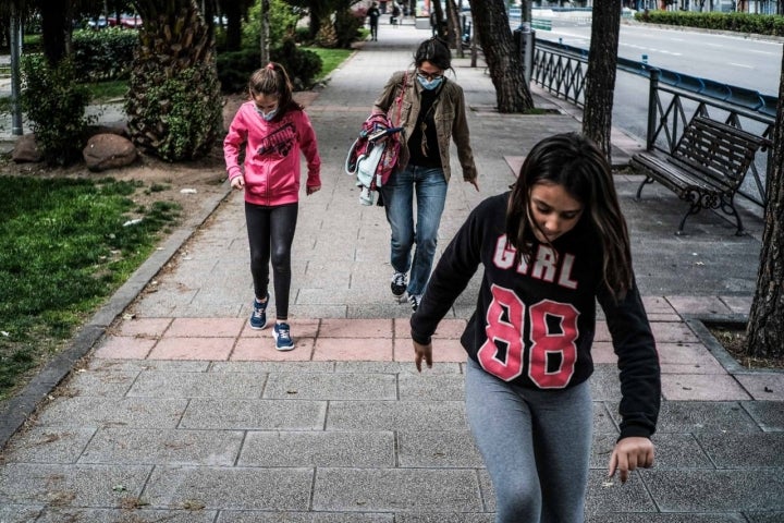 Jugando a la rayuela en la calle