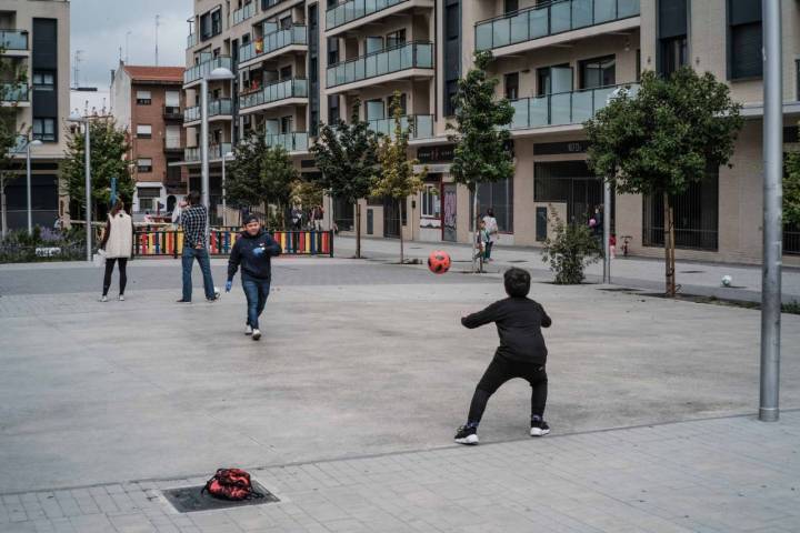 Gente jugando en una plaza