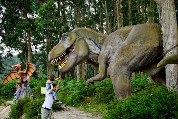 Costa jurásica de Asturias apertura TRex con niño