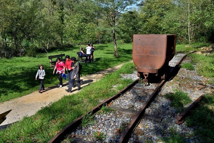 Antigua vagoneta minera junto al camino recuperado. Foto: Alfredo Merino.