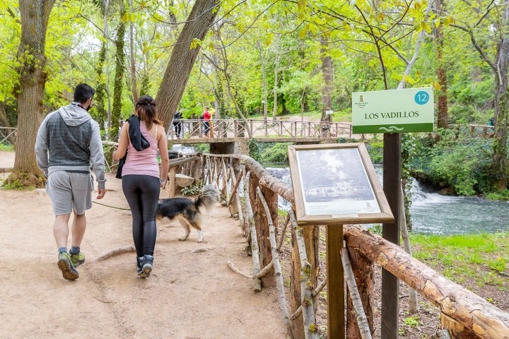 Con motivo del 800 aniversario del Monasterio, cada cascada tiene un cartel informativo con una foto antigua del lugar.