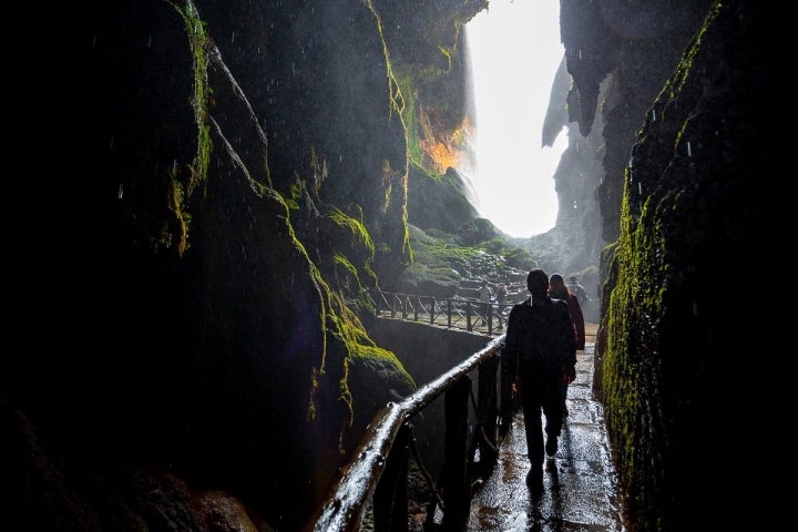 En ocasiones, el viento empuja el agua al interior de la gruta. Nadie escapa al chaparrón.