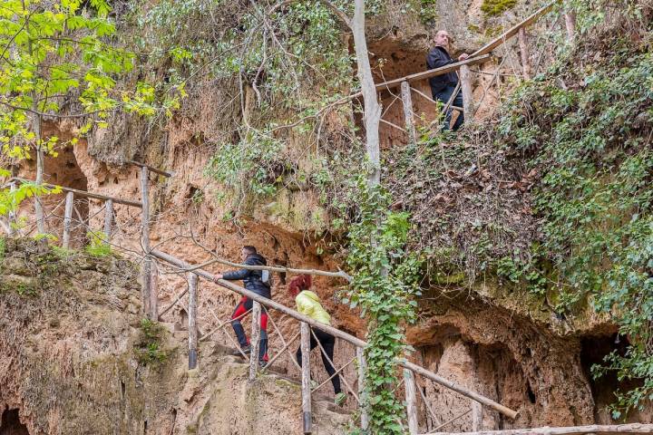 Las grutas del camino salvan los diferentes desniveles que hay entre las cascadas.