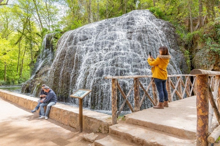 La cascada Iris, la antesala de una gruta que deja sin palabras.