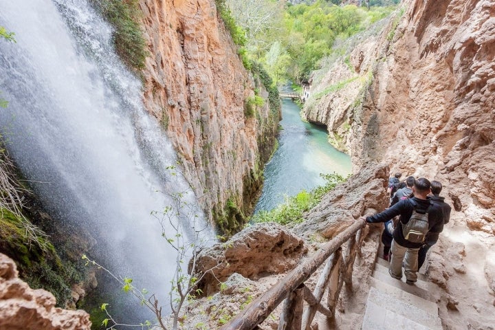 Una estrecha escalera de roca conduce hacia la Gruta Iris. Las vistas no defraudan.