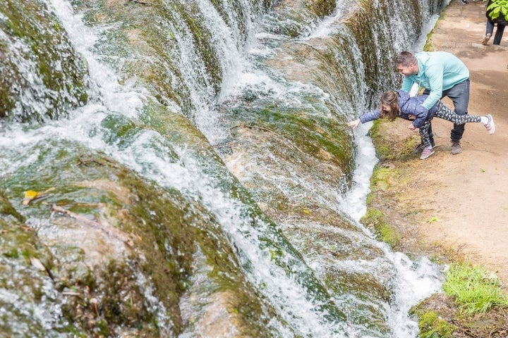 Nadie se resiste a tocar el agua que cae de Los Fresnos.