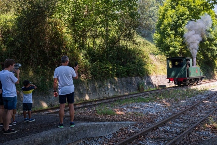 Museo Vasco del Ferrocarril en Azpeitia gente fotografiando locomotora