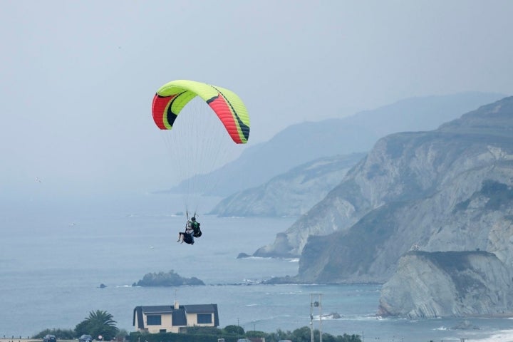 El parapente va a una velocidad de 35 km/h.