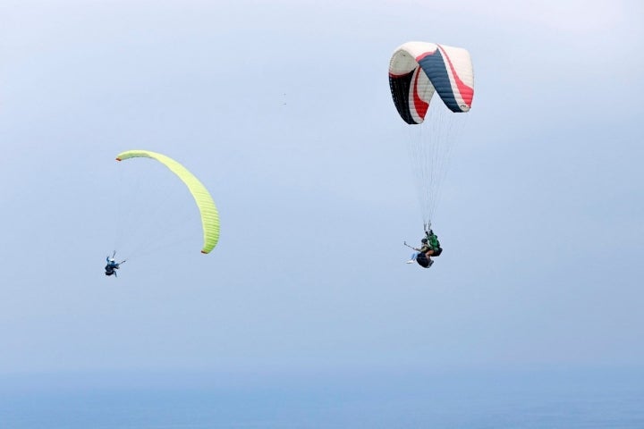 Los dos parapentes surcan el cielo al mismo tiempo.