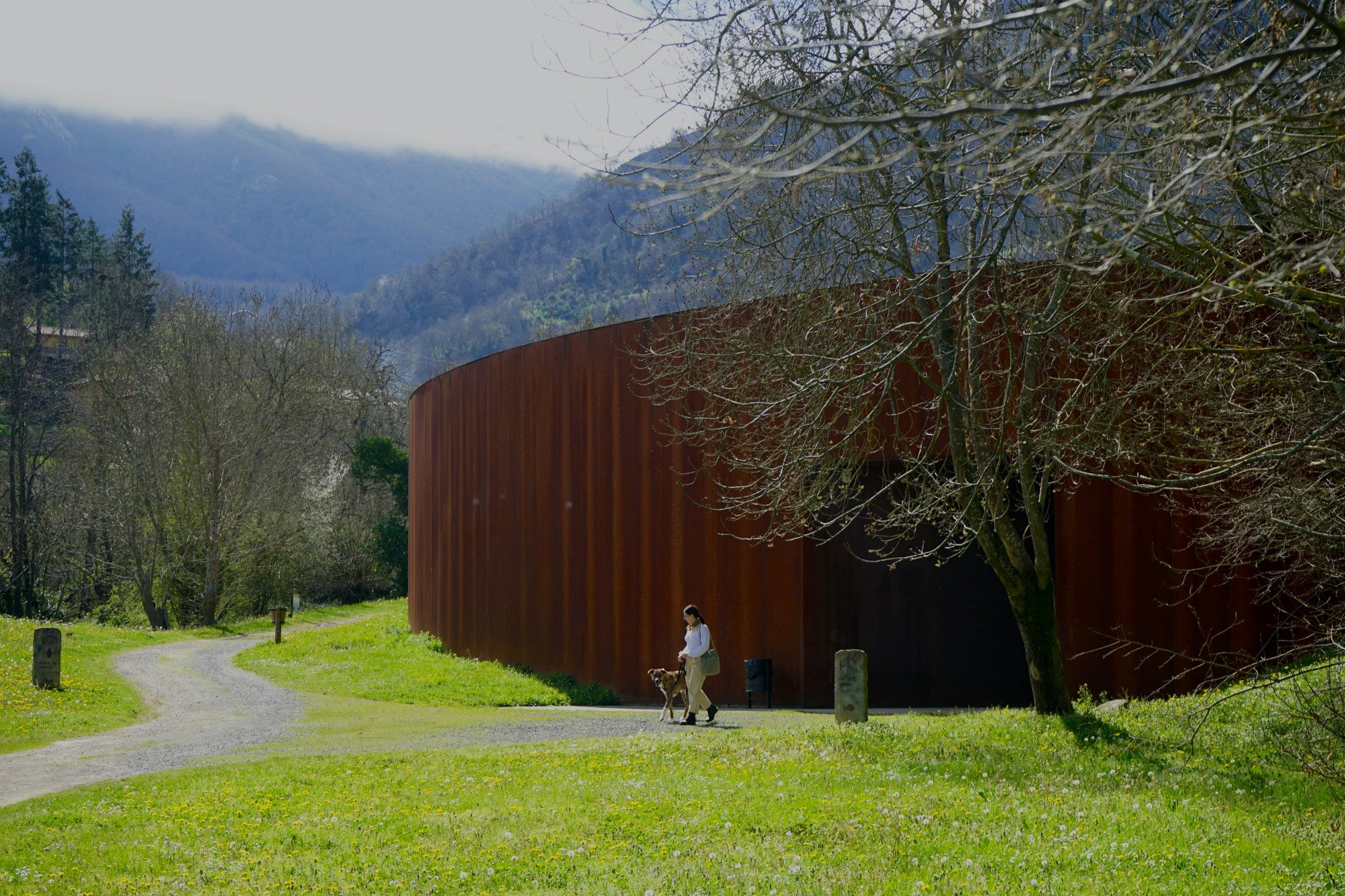 Exterior de la Galería en el Parque de la Prehistoria de Teverga (Asturias)