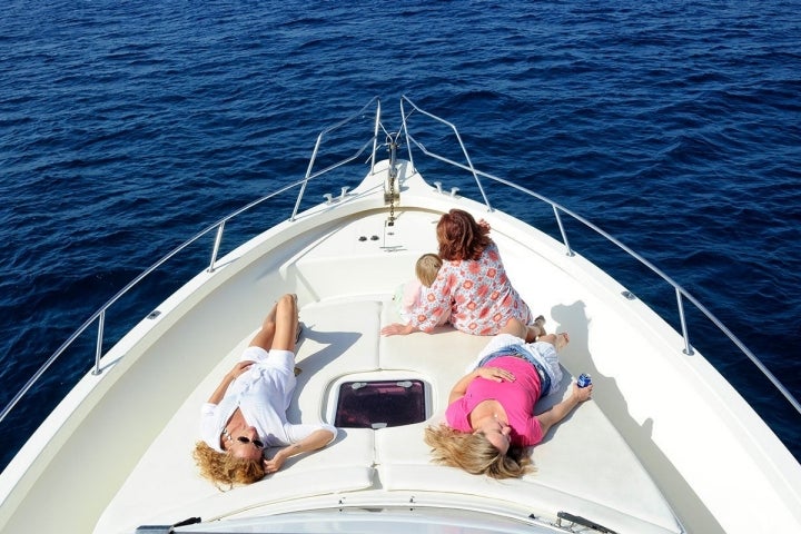 En el barco también hay tiempo para tomar el sol y descansar.