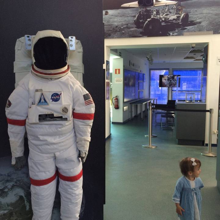 Un traje espacial a disposición de los visitantes y con el que se pueden hacer una foto.