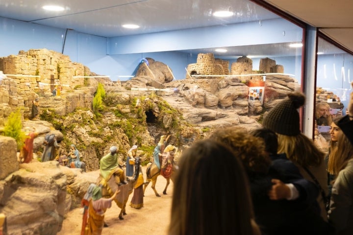 El belén de la Plaza Mayor atrae a multitud de visitantes.