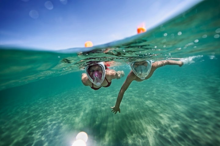 No olvides las máscaras de snorkel para un día divertido en familia.