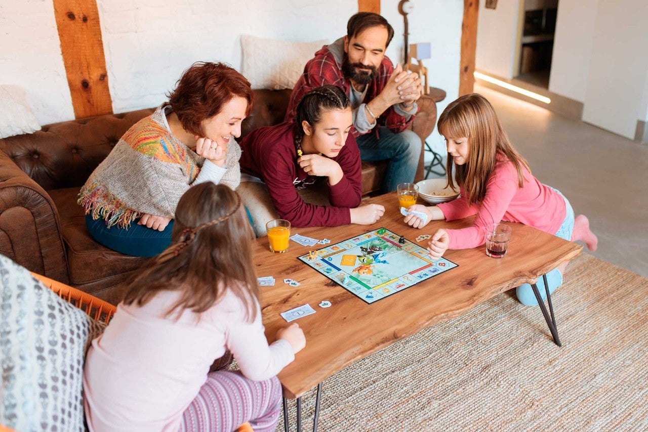 Familia jugando en casa.