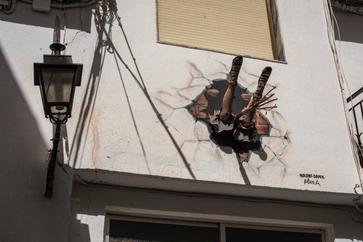 Piernas de una bruja en una pared.