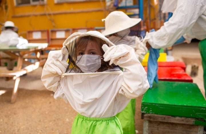 niña con equipo apicultor rancho cortesano