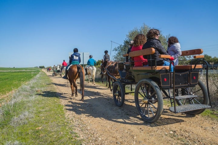 El primer tramo va por una pista de tierra paralela a la carretera.