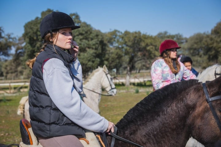 Andrea Rojas, una de las jinetes, con Quintanilla, una pura raza española color castaño.