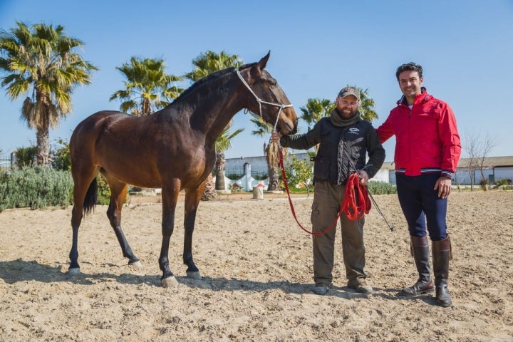 Wachuma y su orgulloso criador, Antonio Gálvez, posan junto a Diego.