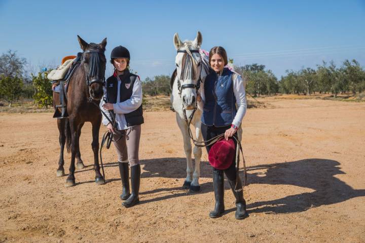 Las chicas desmontan de sus caballos (un pura raza español y un anglohispano) durante la vista a la yeguada.