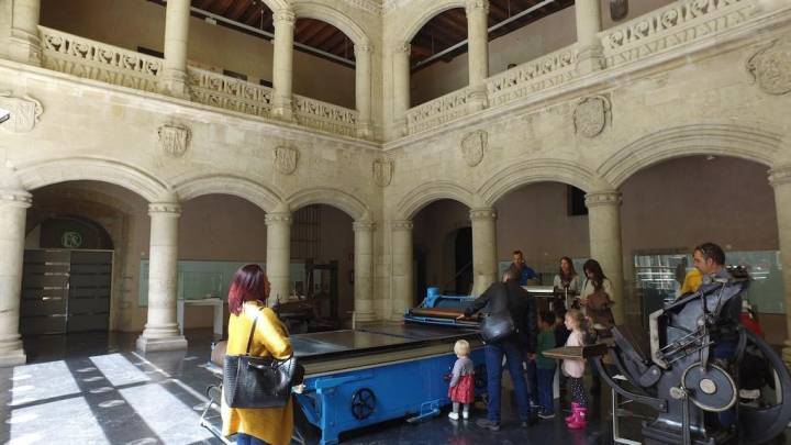 Un momento de la visita al Museo de Naipes, en Palacio de Bendaña.
