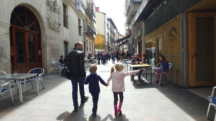 Por el casco viejo en familia.