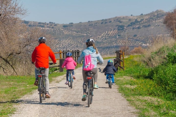 Un planazo de fin de semana para dar la bienvenida al otoño es salir juntos en bici. Foto: Antonio Camacho.