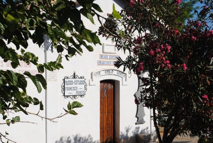 La casa museo del pintor Francisco Poyato marca el punto de regreso.