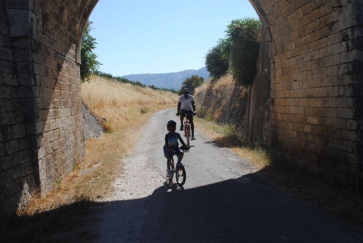 Túneles, puentes y locomotoras convierten la jornada en una auténtica aventura a dos ruedas.