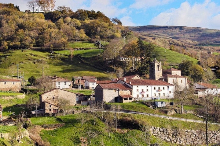 Conocer pueblecidos como el de Alcena en bicicleta, le hacen a uno reconectarse con la naturaleza. Foto: Age Fotostock