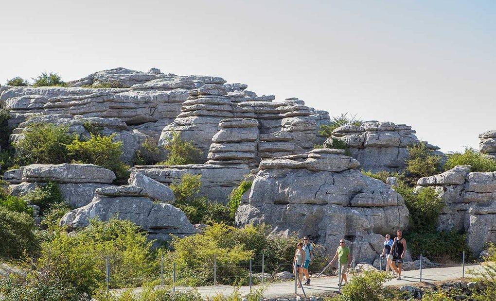 Las formas caprichosas de las rocas son perfectas para pasar la tarde. Foto: Parque Natural Torcal de Antequera.